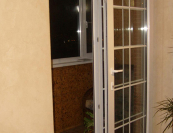 Классические балконные блоки с распашной дверью и окном